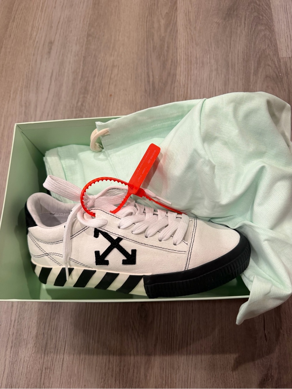 Off-White White and Black Low-Top Sneakers with Red Zip Tie vulcanized suede - Picture 2 of 5